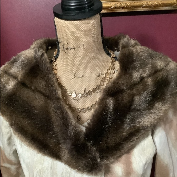 Lauren Taylor 4pc skirt suit with removable fur collar. - Picture 9 of 12